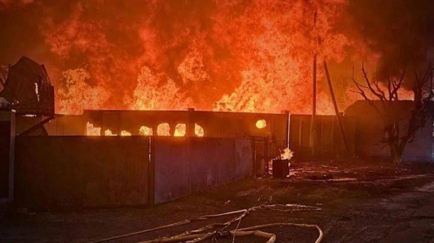 狂轰滥炸5小时,基辅传出巨大爆炸声!普京用行动警告北约:不退