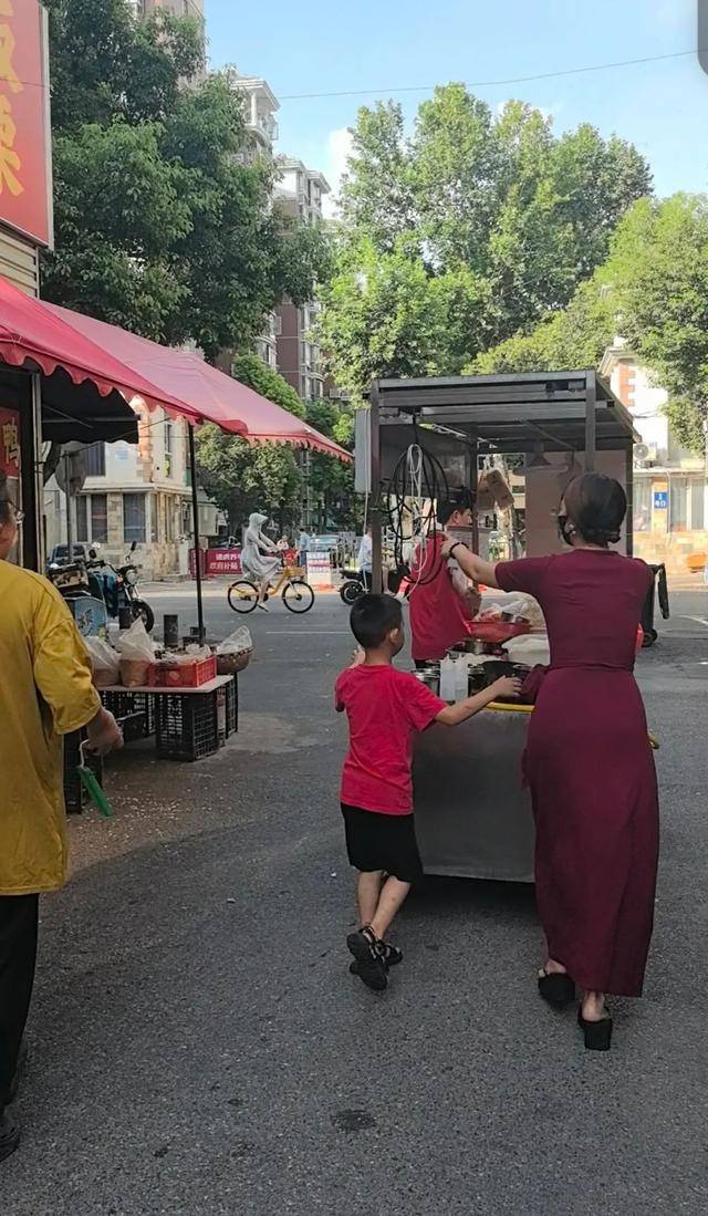 东莞炒粉姐来武汉摆摊成全街最火:为陪孩子,想攒钱买房,对生活大半生的东莞没归属感,回应质疑