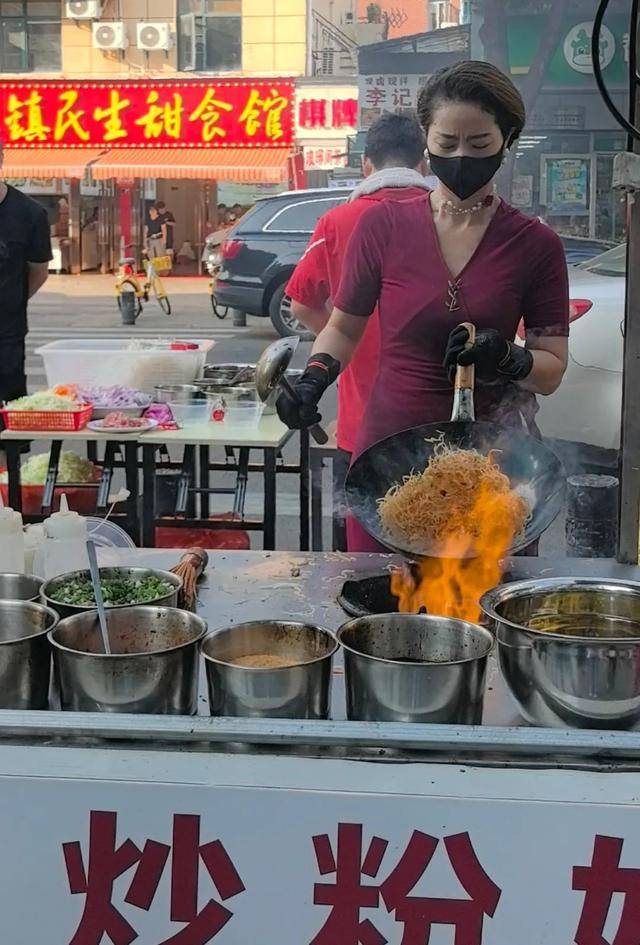 东莞炒粉姐来武汉摆摊成全街最火:为陪孩子,想攒钱买房,对生活大半生的东莞没归属感,回应质疑