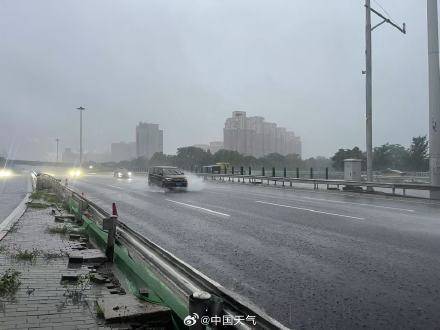 北京七区已现暴雨或大暴雨 早高峰城区及北部地区仍有明显降雨 注意出行安全!
