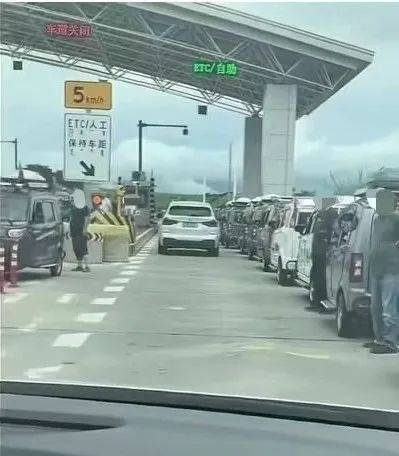 收费站口几十辆老头乐排队上高速，官方：法规明确禁止，已全部劝返