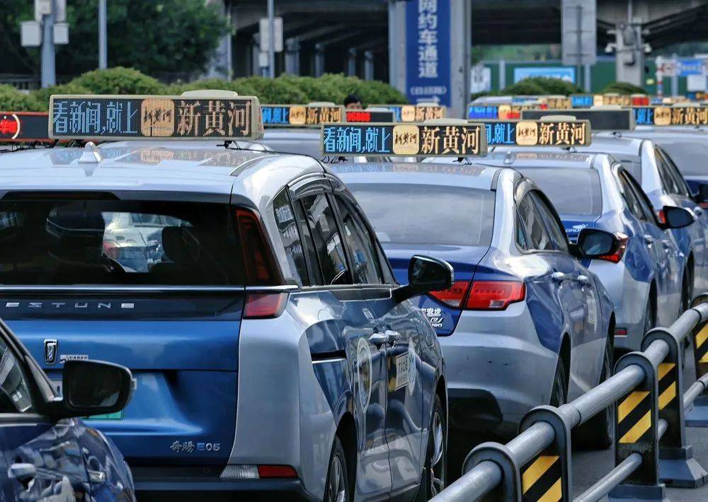 济南8000余台出租车同亮顶灯,为TA“打call”