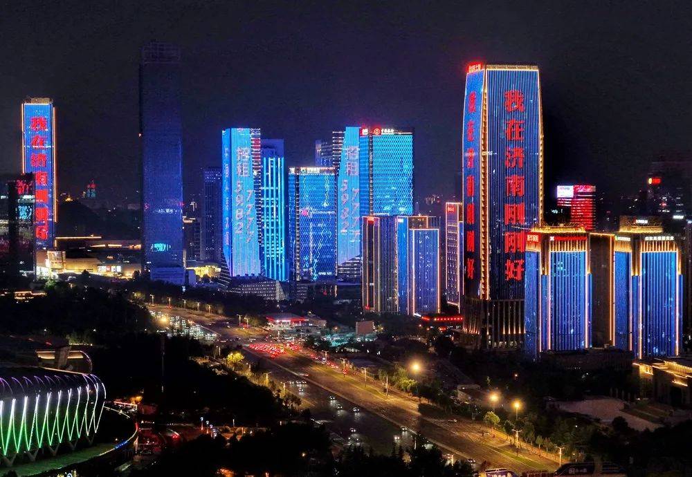 济南8000余台出租车同亮顶灯,为TA“打call”