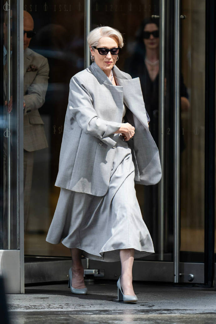 《穿PRADA的女王2》审美降级，顶级时装穿成H&amp;M？