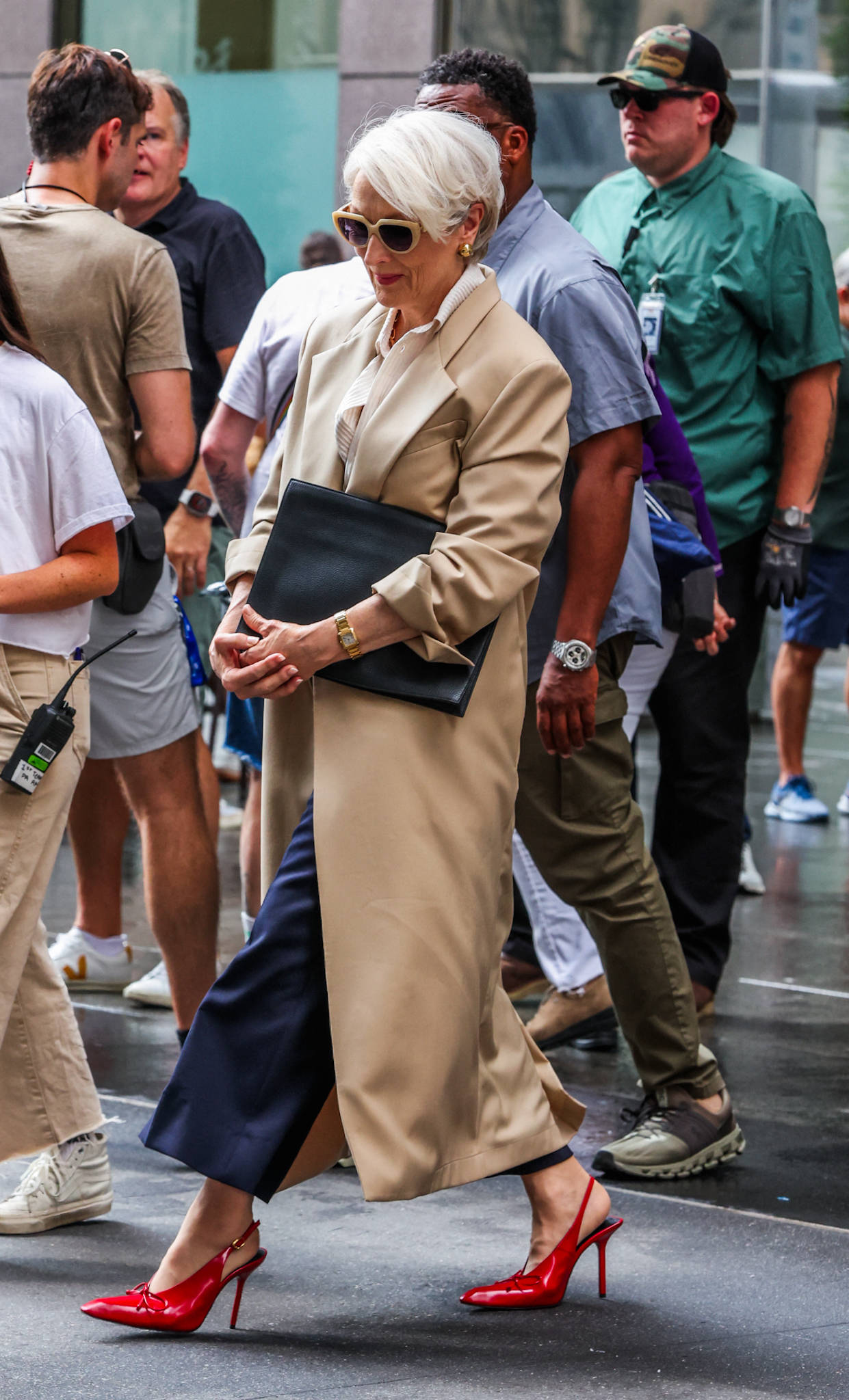 《穿PRADA的女王2》审美降级，顶级时装穿成H&amp;M？