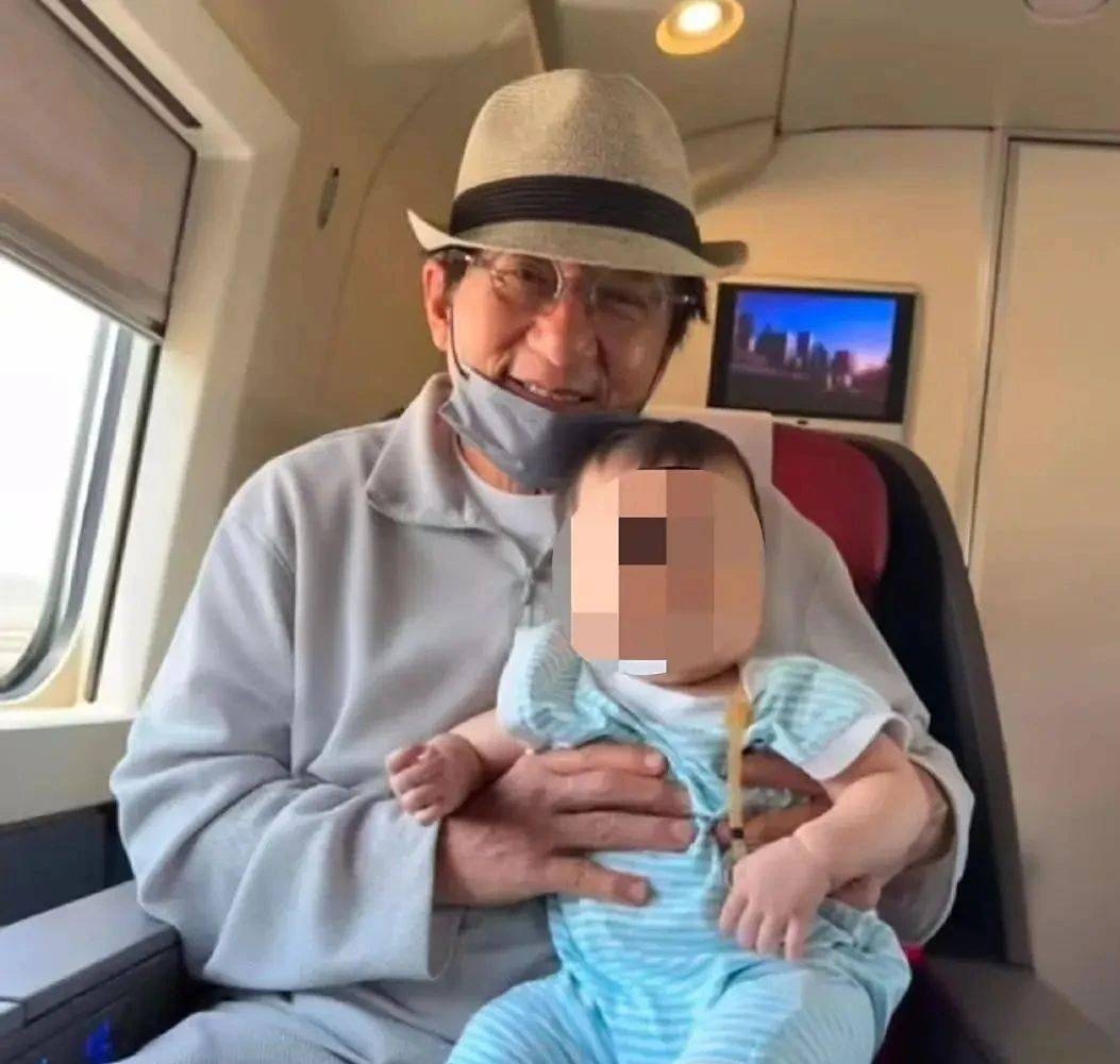 考古|成龙被传当爷爷？疑助儿子迎娶小11岁女星女儿却靠卖废品为生，他是真舍得