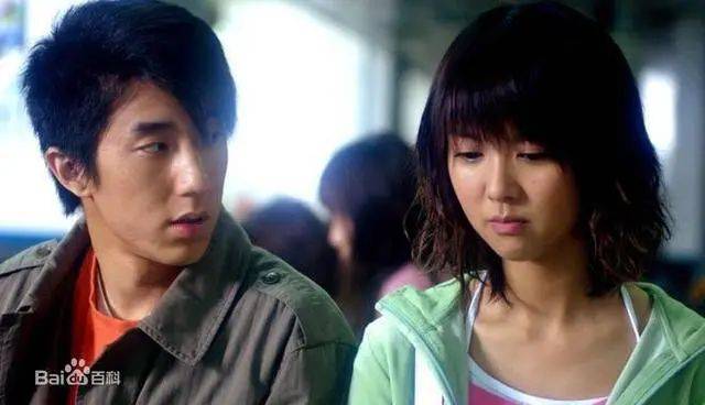 考古|成龙被传当爷爷？疑助儿子迎娶小11岁女星女儿却靠卖废品为生，他是真舍得