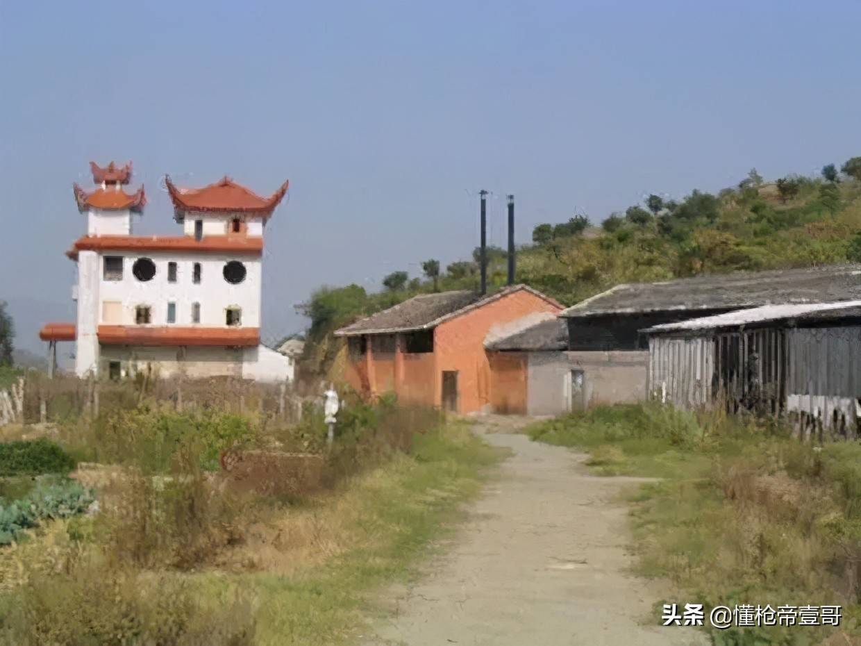 三等功法警制毒31吨,骑单车逃出警察包围,还去大学教课