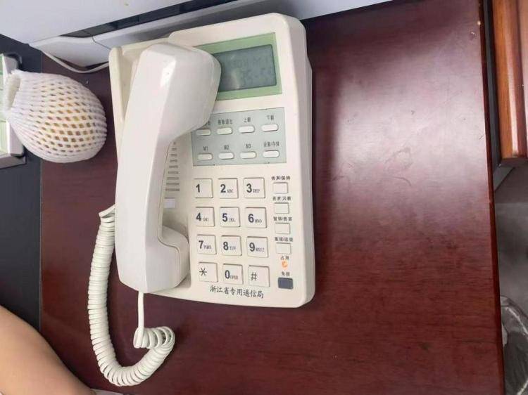 打了一上午电话全占线，余杭某办事单位电话听筒被悬放？相关负责人回应