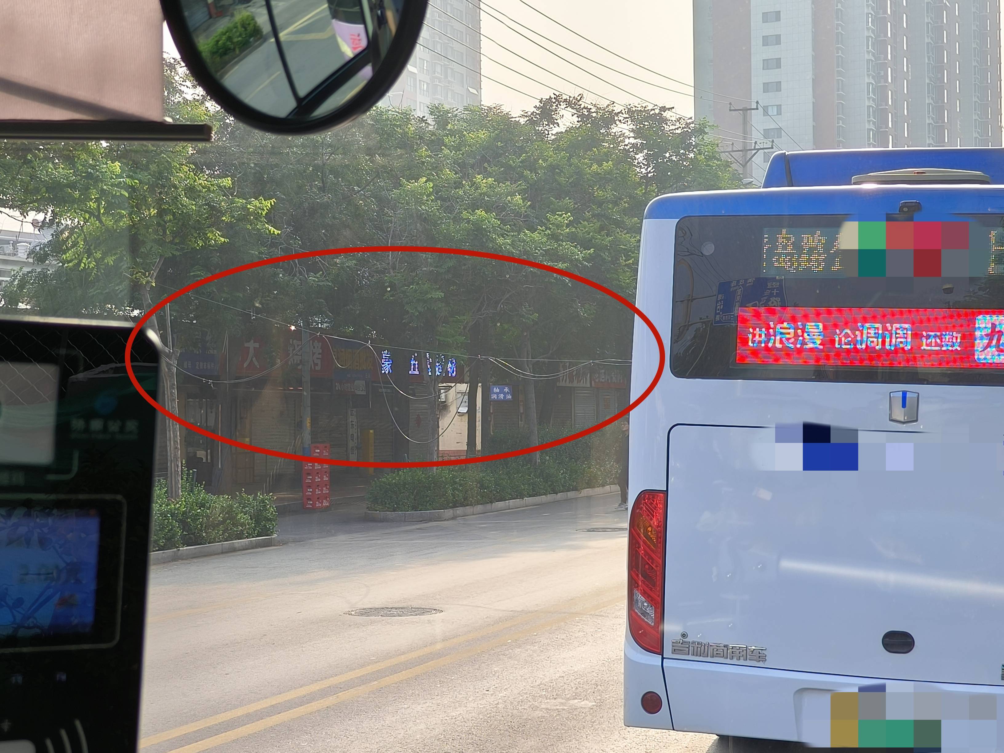 左手夹着烟右手举拖把，济南早高峰时一电线掉落，粉衣大哥化解交通拥堵松弛感拉满！