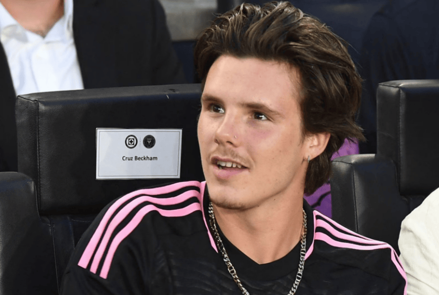 全家开撕！贝克汉姆小儿子发布尖锐言论，三儿子已互相取消关注