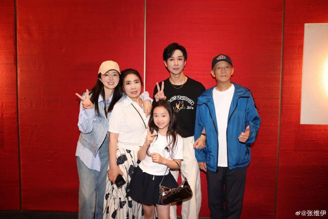 45岁女星董璇与新婚丈夫张维伊因留宿问题争吵,倪萍直言:如果觉得有女儿不方便,那就不该结婚