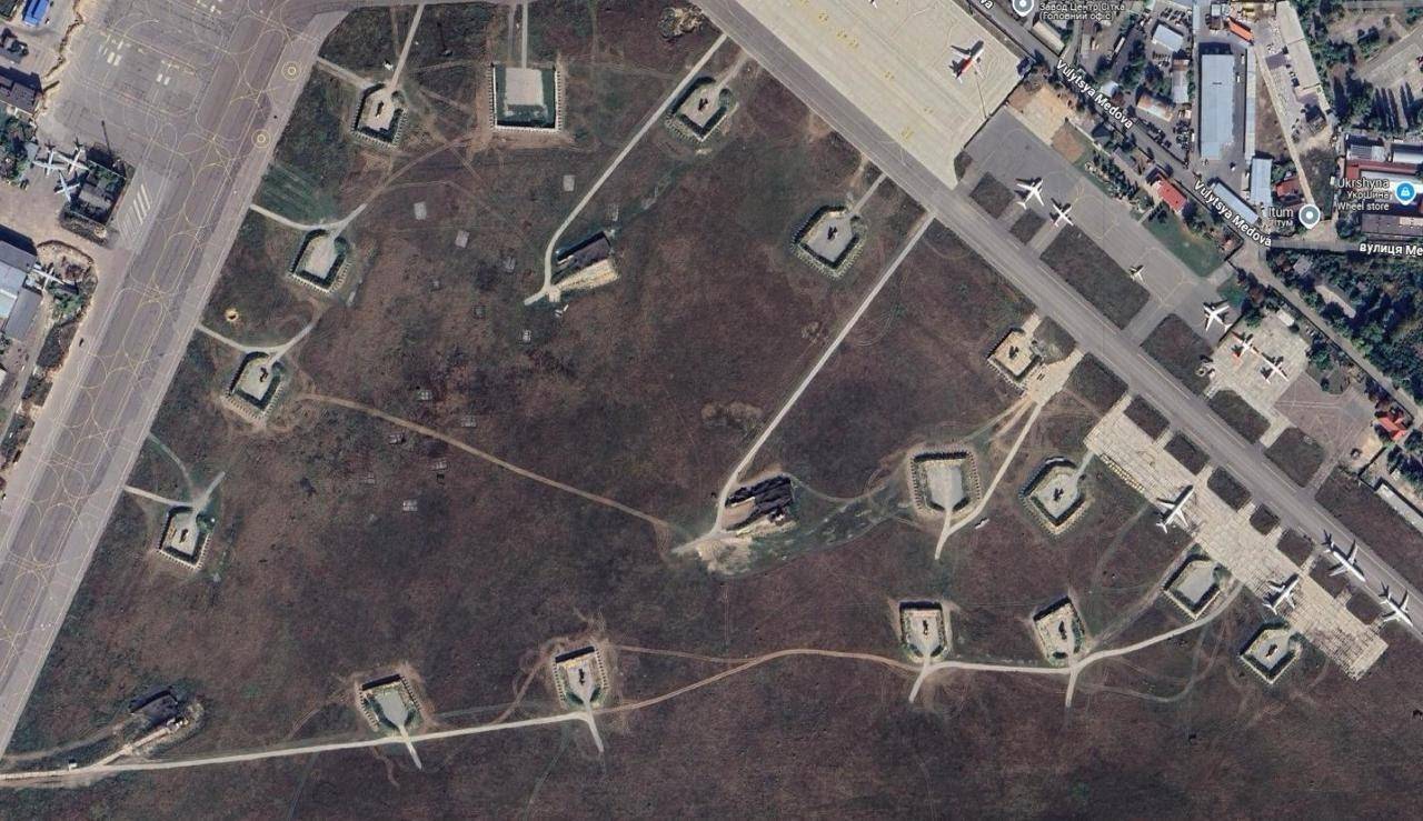 13发13中！乌军战略机场剧烈爆炸，炸出小太阳，美国这次损失大了