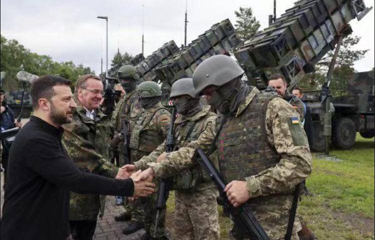 13发13中！乌军战略机场剧烈爆炸，炸出小太阳，美国这次损失大了