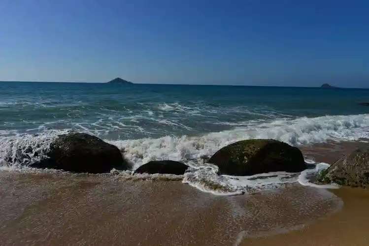 奉陪到底！解放军当着全世界的面，直接定调统一，两岸舰船在南海缠斗，25小时分出胜负