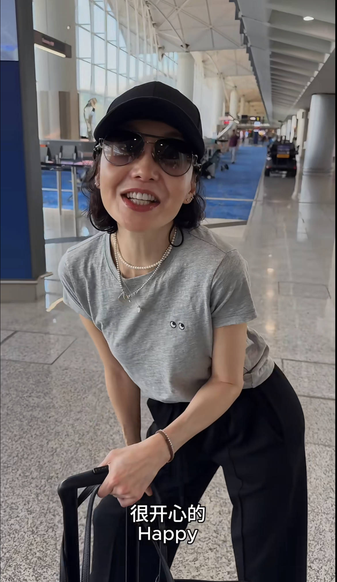 60岁张曼玉突然营业,穿79元T恤配10万珠宝,生活如此鲜活松弛!