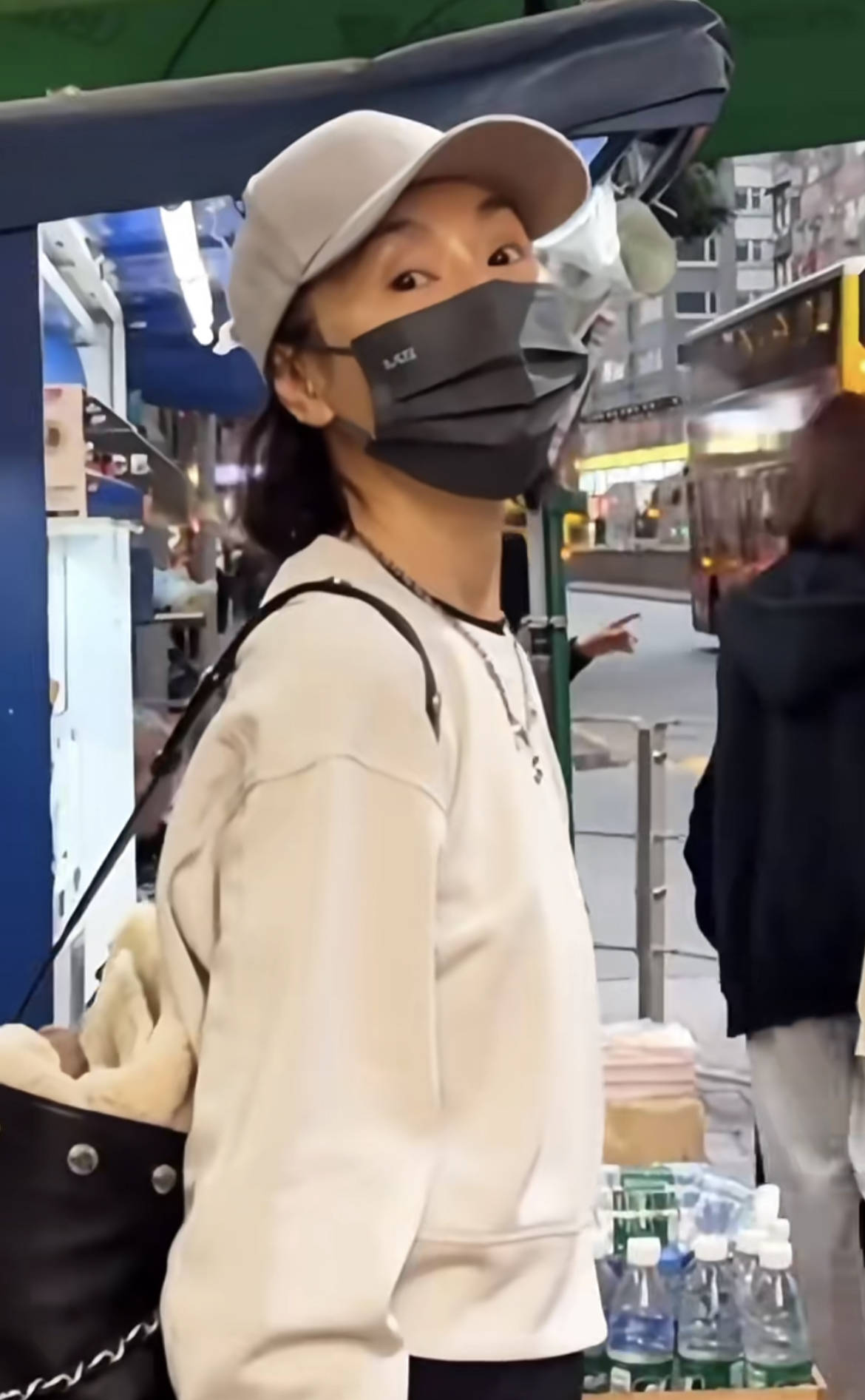 60岁张曼玉突然营业,穿79元T恤配10万珠宝,生活如此鲜活松弛!