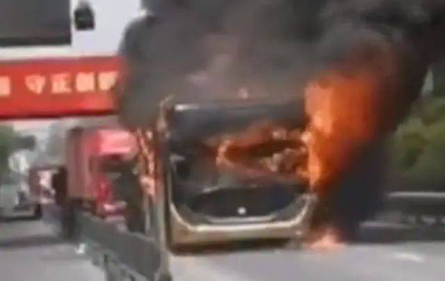 公交起火致6人死亡!事故源于一名乘客......
