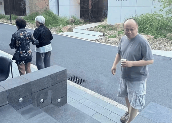 考古｜56岁窦唯剃光头胡子拉碴隐居阿那亚，“飘逸仙人”终于活成自己想要的模样？