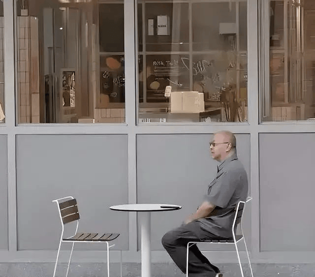 考古｜56岁窦唯剃光头胡子拉碴隐居阿那亚，“飘逸仙人”终于活成自己想要的模样？