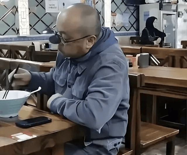 考古｜56岁窦唯剃光头胡子拉碴隐居阿那亚，“飘逸仙人”终于活成自己想要的模样？