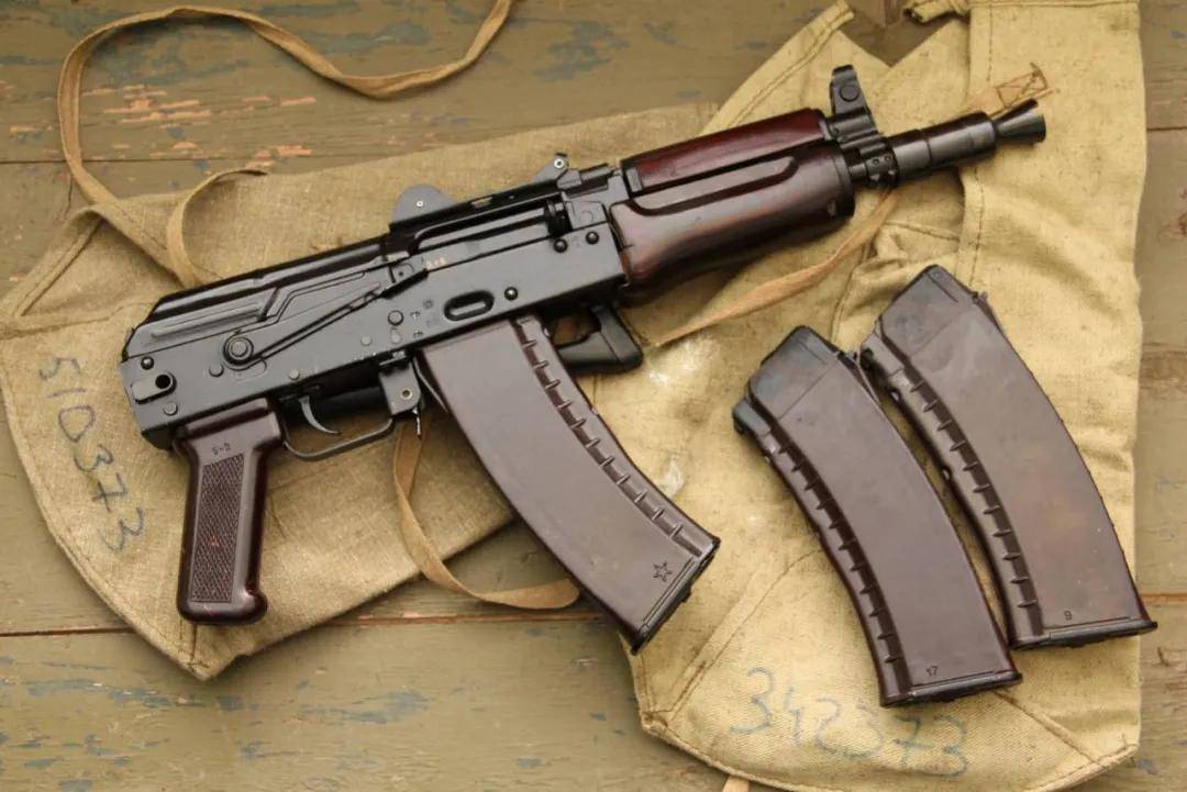 解放军海军装备俄制AKS-74U，为啥不用国产步枪？