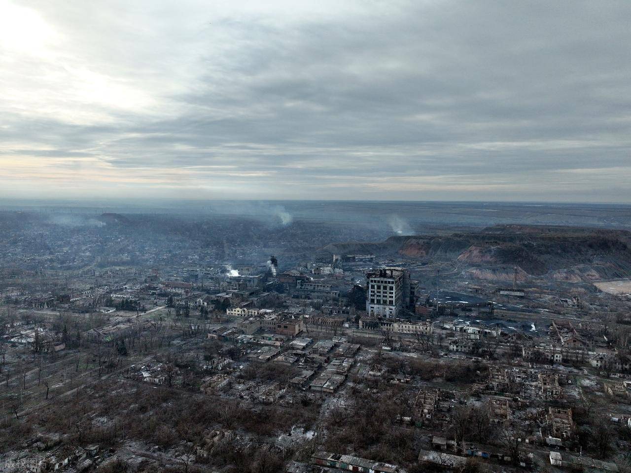 空袭再现!乌军156旅营区30次剧烈爆炸,无人机与导弹齐飞,1个旅被一举重创!