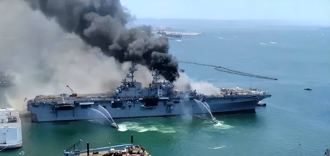 大火烧足15小时，美军2.5万吨级巨舰惨遭重创，起火到灭火，耗时15个小时！