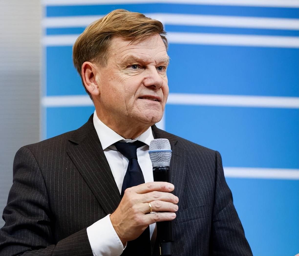 德国四天连发攻击,中国强势回应,7艘大型舰船南下,大量战机起飞