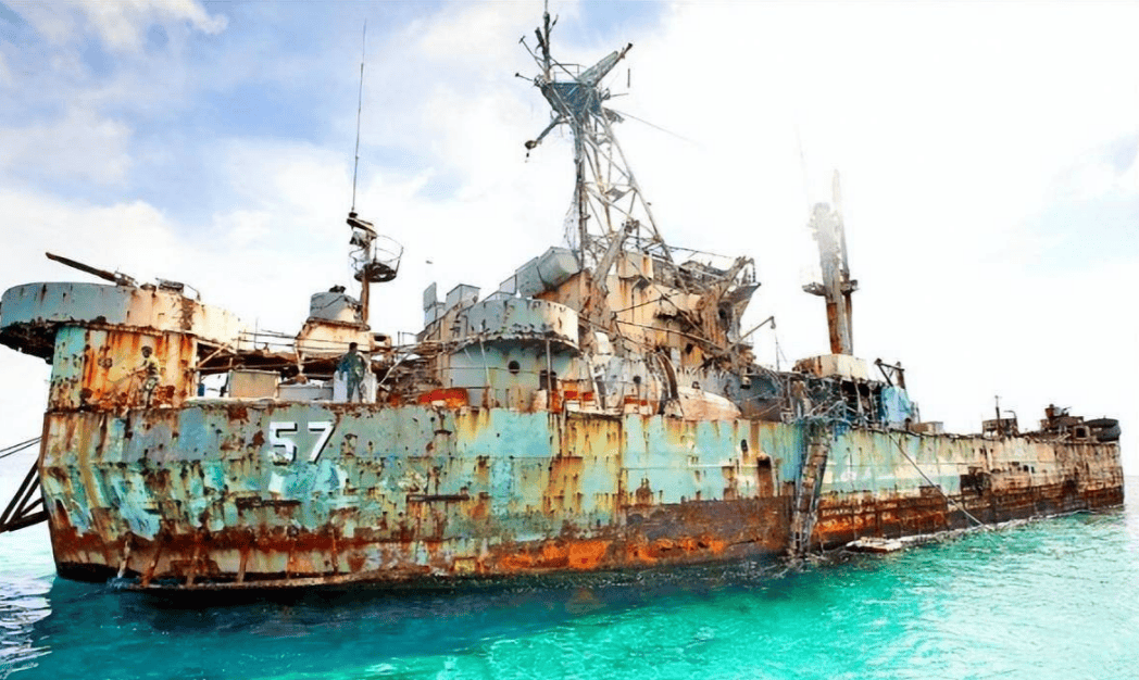 菲律宾海警倾巢而出,解放军拖船抵达仁爱礁,要动手清理破船了?