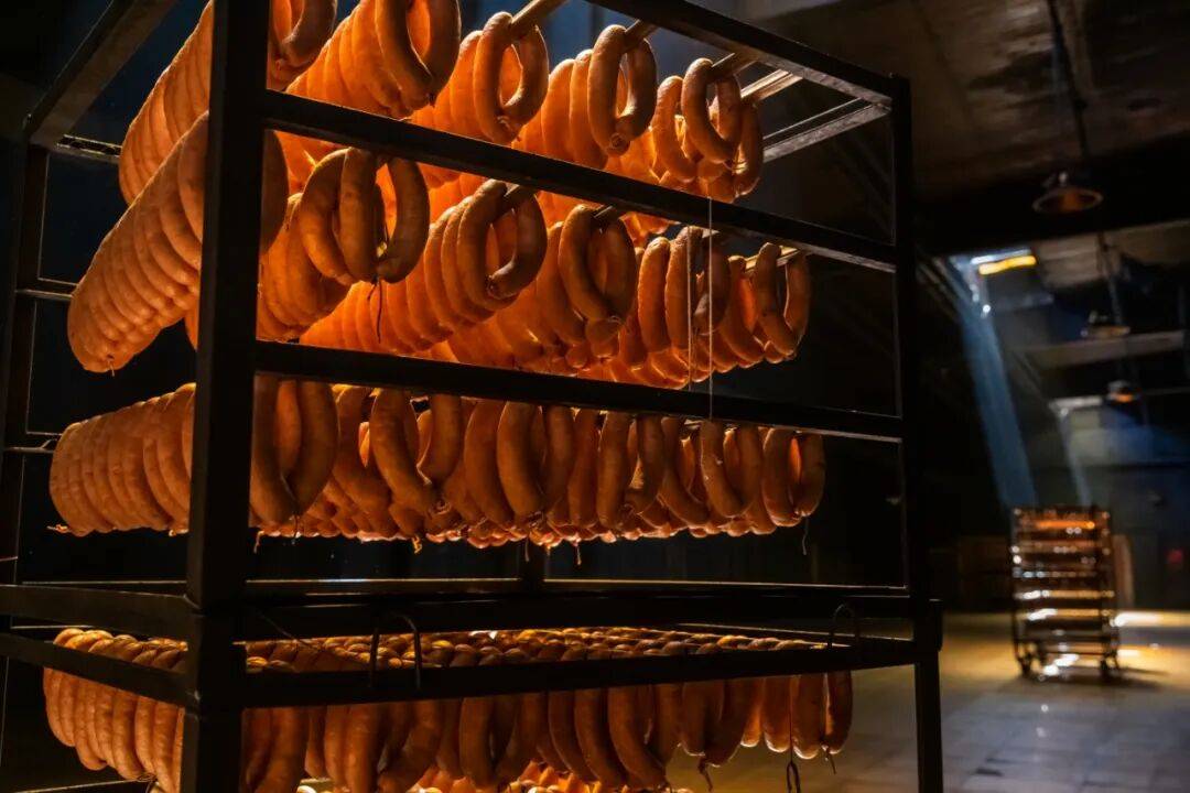 秋林里道斯红肠攻占全国超市，还要冲千亿全球市场 | 百年老字号“守正创新”破圈：一根红肠年售17亿元