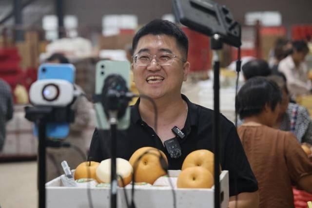 在拼多多单月卖出5000吨莱阳梨，95后新农人为何“收编”果园？