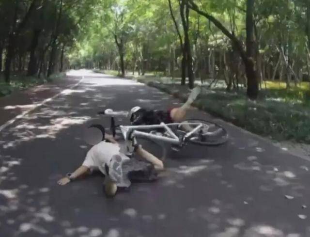 上海一女子超速骑行遇“回头杀”，与小朋友碰撞后飞出倒地骨折……双方提起诉讼，法院这样判→