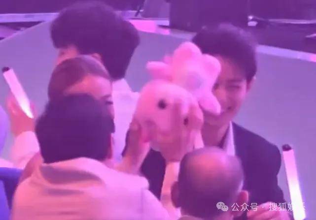 这场晚会台下简直是追星现场，名场面太多了吧？