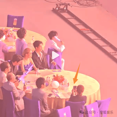 这场晚会台下简直是追星现场，名场面太多了吧？