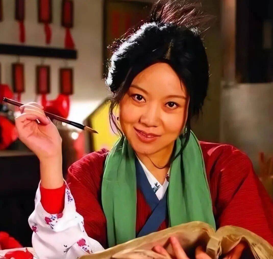 闫妮微醺式演唱再上热搜!35岁爆红后速成大满贯视后,她是松弛美学的代言人