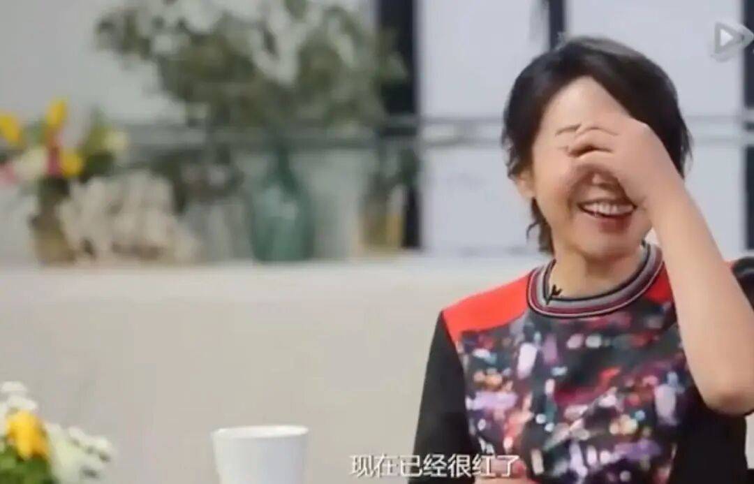 闫妮微醺式演唱再上热搜!35岁爆红后速成大满贯视后,她是松弛美学的代言人