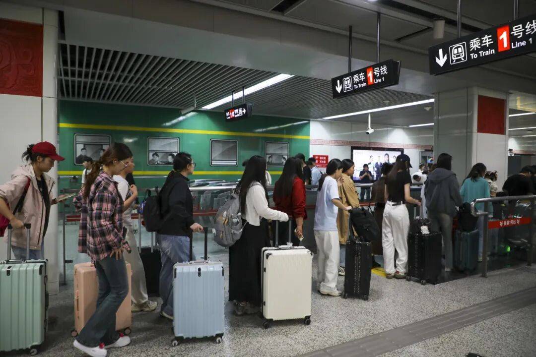 国庆节期间,郑州地铁线网延时服务;公交上线文旅线路“套餐”!