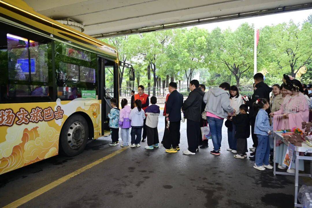国庆节期间,郑州地铁线网延时服务;公交上线文旅线路“套餐”!