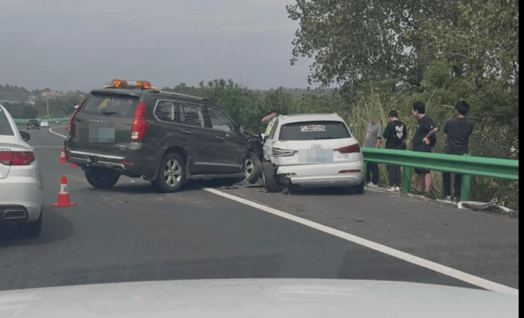 高速上一辆SUV低速乱蹿，车身多处撞坏，目击者称自己两次拉车门提醒，“司机像是没有意识”；警方：老人已被带离高速