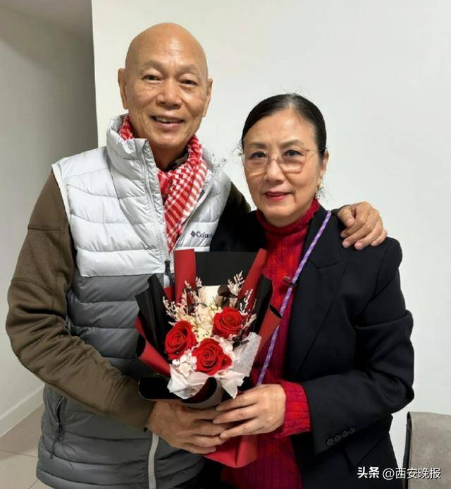 79岁老戏骨景区打工!年轻人:状态比我好!此前自曝4次患癌,已放弃化疗,分配好遗产