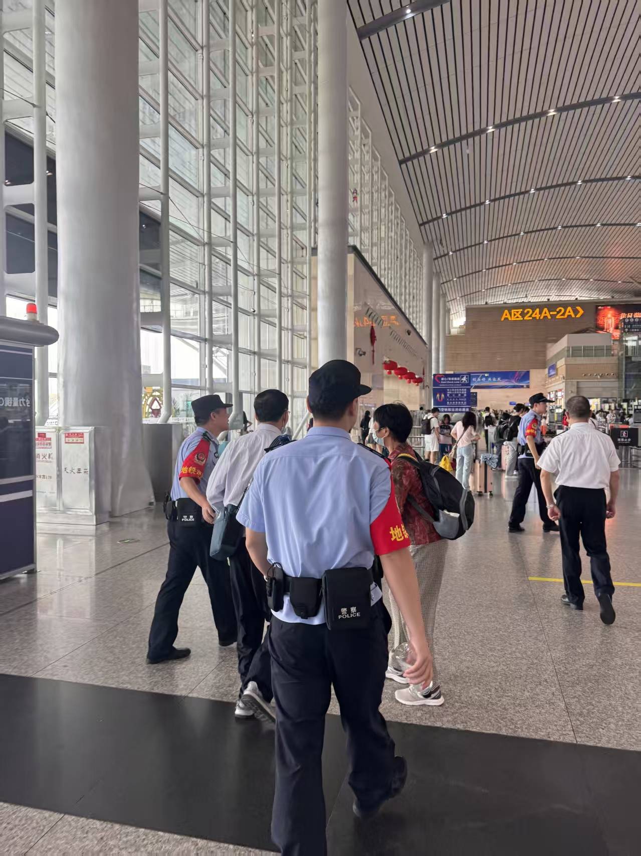 离高铁发车仅剩半小时!长沙民警接到一对海南老年夫妻求助,一路护送其顺利进站