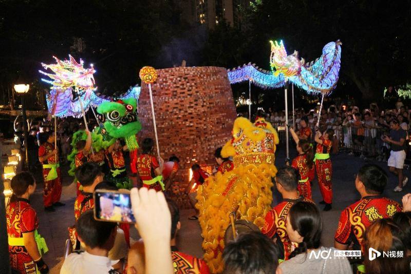 八月十五,广州猎德烧番塔,传统民俗与商业区高楼大厦相辉映