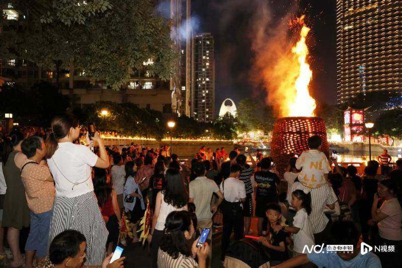 八月十五,广州猎德烧番塔,传统民俗与商业区高楼大厦相辉映