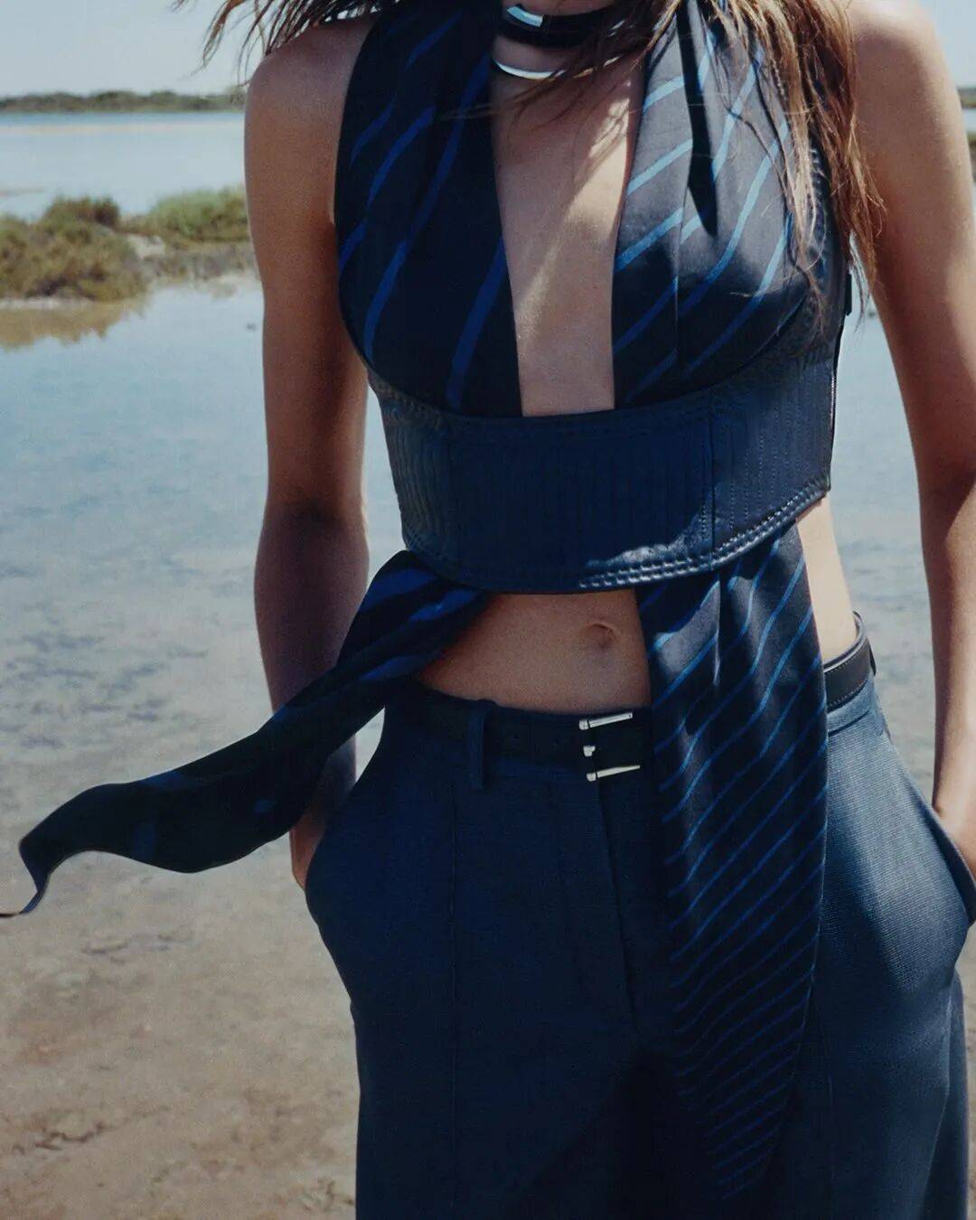 Hermès的女骑士,在沙滩上自由驰骋