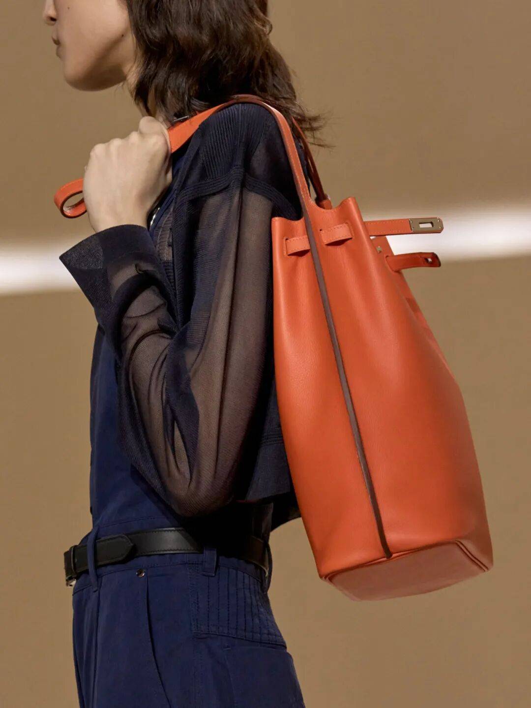 Hermès的女骑士,在沙滩上自由驰骋