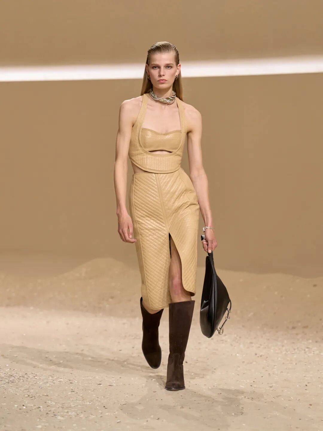 Hermès的女骑士,在沙滩上自由驰骋