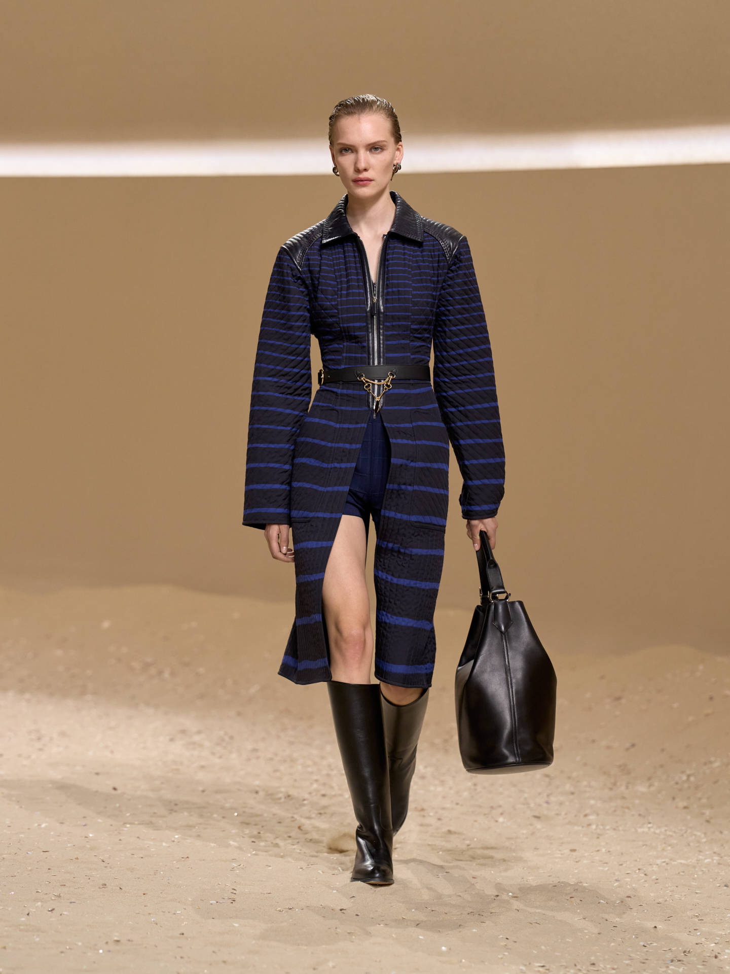 爱马仕秀场变沙滩,丝巾变上衣、亮色包袋注入新活力!