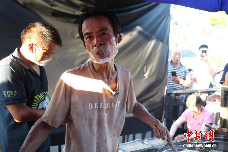 江西景德镇“鸡排哥”的中秋节:摊位成景 坚守为客