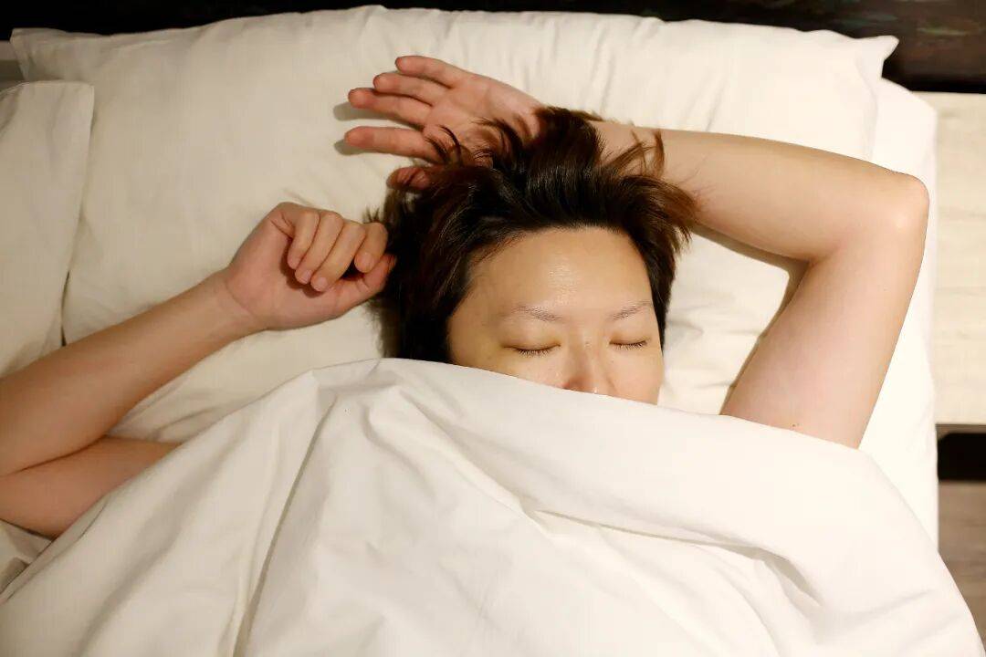 原来睡觉需要两个枕头？这么多年我们都睡错了！